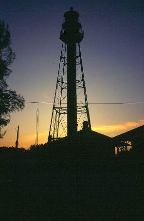 Sonnenaufgang mit Leuchtturm